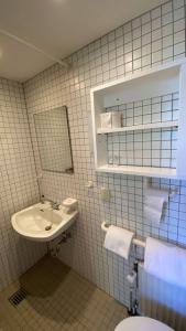 Kall施泰因费尔德修道院酒店的白色的浴室设有水槽和镜子