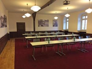Kall施泰因费尔德修道院酒店的大型客房配有桌椅和灯具。