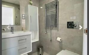 阿勒纳勒斯德尔索尔MyFlats Infinity View的一间带水槽、卫生间和镜子的浴室