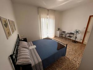 贝加莫Camere Giulia的一间卧室,卧室内配有一张大床