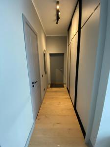 图库姆斯The SiXth的走廊通往带门的房间