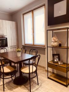 博尔戈马内罗Corte 22 B&b e Appartamenti的一间带桌椅的用餐室和一间厨房