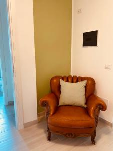 博尔戈马内罗Corte 22 B&b e Appartamenti的棕色皮椅和枕头