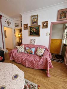 布里真德Town Cottage ground floor appartment的客厅配有粉红色的沙发及枕头