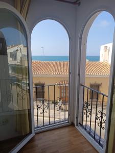 帕洛斯角Cabo de Palos VVMU 4780-1的阳台设有2扇窗户,享有海景。