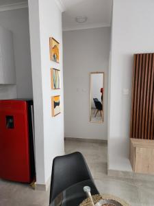哈博罗内SaronaC102的客厅配有黑椅和镜子