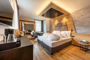 莫埃纳法罗丽亚酒店的一间卧室设有一张床和一间客厅。