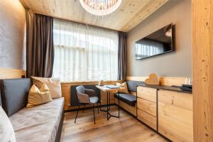 莫埃纳法罗丽亚酒店的酒店客房设有沙发、书桌和窗户。