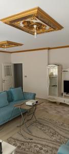 亚洛瓦TERMAL LUX HOUSE的客厅配有蓝色的沙发和桌子