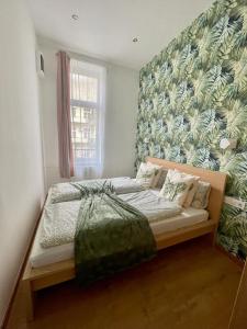 布达佩斯Home R1274 #freeparking的一间卧室设有一张床和一个窗口