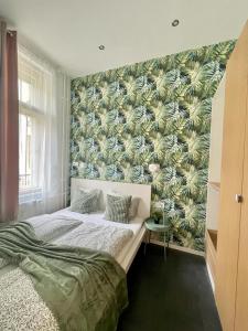 布达佩斯Boutique HomeR1274 Apartment #3bedroom #freeparking的一间卧室设有一张床和绿色的墙壁