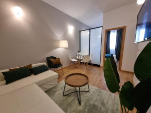 马德里Apartamentos San Isidro的客厅配有白色的沙发和桌子