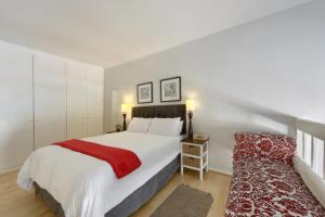 开普敦Loft Apartment off Kloof with Table Mountain views的一间卧室配有一张带红色毯子的大床