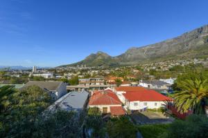 开普敦Loft Apartment off Kloof with Table Mountain views的享有以山脉为背景的小镇美景。