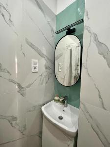 布达佩斯Boutique HomeR1274 Apartment #3bedroom #freeparking的一间带水槽和镜子的浴室
