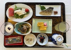 富士河口湖托加瓦索酒店的桌上装有盘子的盘子