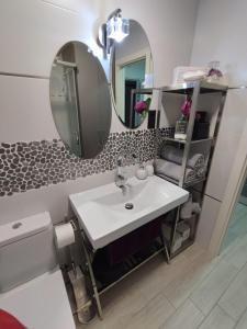 锡蒂奥卡拉翁达PRECIOSO APTO 1 LINEA PLAYA VISTAS AL MAR的一间带水槽和镜子的浴室