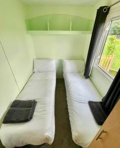 Woodland Forge Lodge的小型客房 - 带2张床和窗户