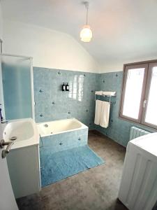 卡尔艾普卢盖VILLA CLARETTE的带浴缸和盥洗盆的浴室
