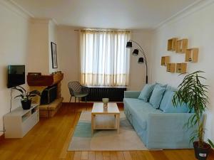 卡尔艾普卢盖VILLA CLARETTE的客厅配有蓝色的沙发和桌子
