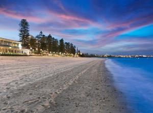 悉尼The South bay's home-Small RoomB的享有海滩的夜间景致