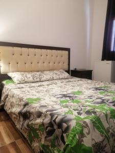 瓦迪穆萨The Stunning View的一间卧室配有一张带绿色和白色床单的床。