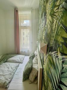 布达佩斯Boutique HomeR1274 Apartment #3bedroom #freeparking的一间卧室设有一张床和一个窗口