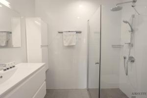 特拉维夫Luxury Shenkin 2BR by Airsuite的带淋浴和盥洗盆的白色浴室
