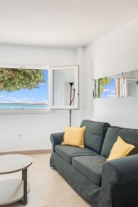 阿里纳加Casa Daura Playa de Arinaga 2023 Reformed的客厅配有沙发和桌子