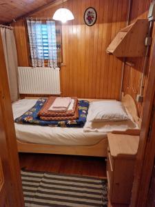 兹雷切Počitniška hiša LIPA的小屋内的小房间,配有一张床