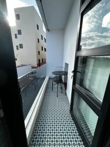 圣米格尔德阿沃纳Atico eloy delgado的客房设有带桌椅的阳台。