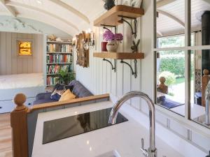 哈勒斯登Utopia的一个带水槽的厨房和一张沙发
