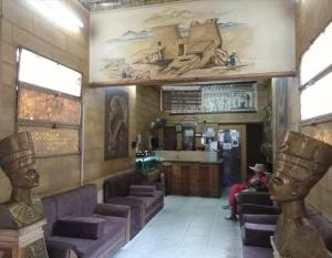 开罗New Palace Hotel的一间设有紫色家具和墙上一幅画的等候室