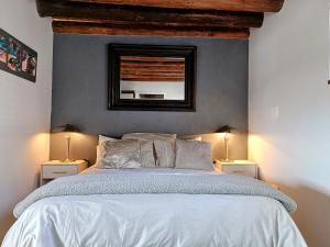 威特班克Sedgefield Lodge的卧室配有一张壁挂镜子的床