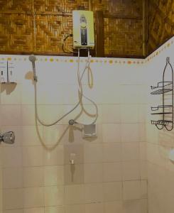 邦劳蒂基岛天堂度假村的浴室设有淋浴,墙上配有摄像头