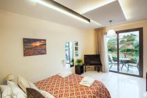 尼奥克瑞奥Latchi Escape Hotel and Suites - By IMH Travel & Tours的酒店客房设有一张床和一个阳台。