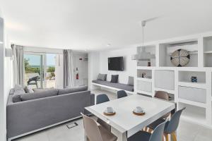 维拉诺瓦德卡塞拉Casa Do Levante3 Bedrooms With Sea View的客厅配有桌子和沙发