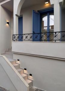 干尼亚Il Porto Blu的蓝色门和楼梯的房子