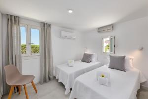 维拉诺瓦德卡塞拉Casa Do Levante3 Bedrooms With Sea View的配有2张床的白色墙壁和窗户客房
