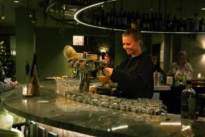 法尔肯堡帕拉姆酒店的女人在酒吧准备饮料