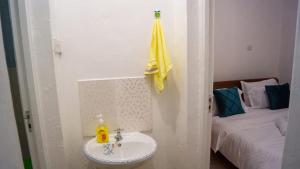 内罗毕One Bed Garden Estate Nairobi的白色的浴室设有水槽和一张床