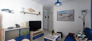 拉梅特拉·德·玛尔Mar Salada的客厅配有蓝色的沙发和电视