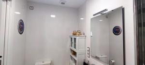 拉梅特拉·德·玛尔Mar Salada的白色的浴室设有镜子和卫生间