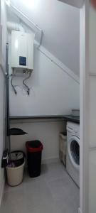 拉梅特拉·德·玛尔Mar Salada的洗衣房配有洗衣机和洗衣机