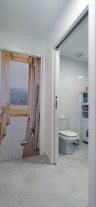 拉梅特拉·德·玛尔Mar Salada的一间带卫生间的浴室,享有海景