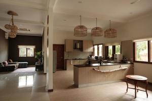 巴东马士力Sembilan Langkawi的厨房以及带吊灯的起居室。