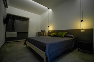 切尔沃港Domus Smeralda B&B的一间卧室配有一张带绿色枕头的大床