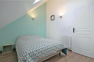 Conches-en-OucheGîte de saint Calais的一间带一张床的卧室,位于带楼梯的房间