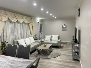 多伦多Luxurious Cozy House in Bluffs with Lake View的客厅配有沙发和桌子