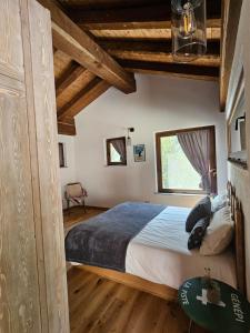 Roccaforte MondovìAi Tetti Nuovi的一间卧室设有一张大床和一个窗户。
